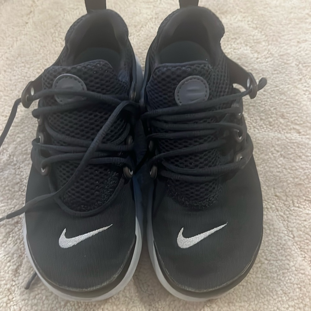 Nike sneakers black